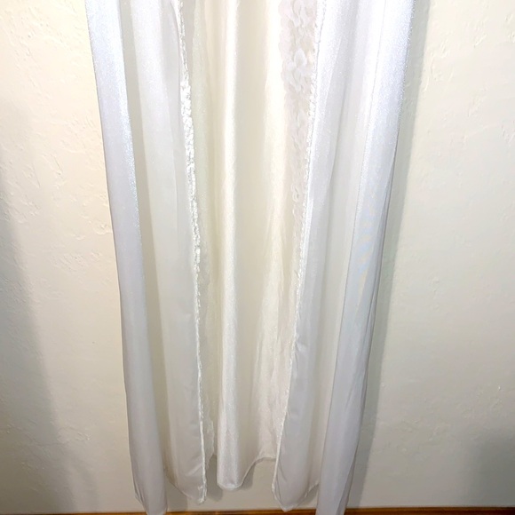 White 70’s Vintage Maxi Open Flutter Cap Sleeve Robe - Picture 3 of 8